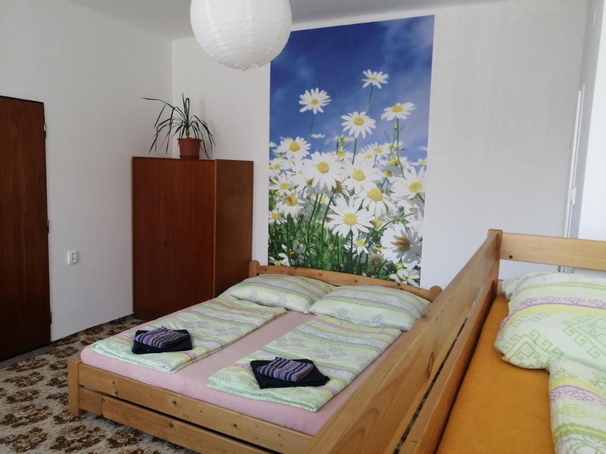 U Ladi Lägenhet Bulhary Exteriör bild