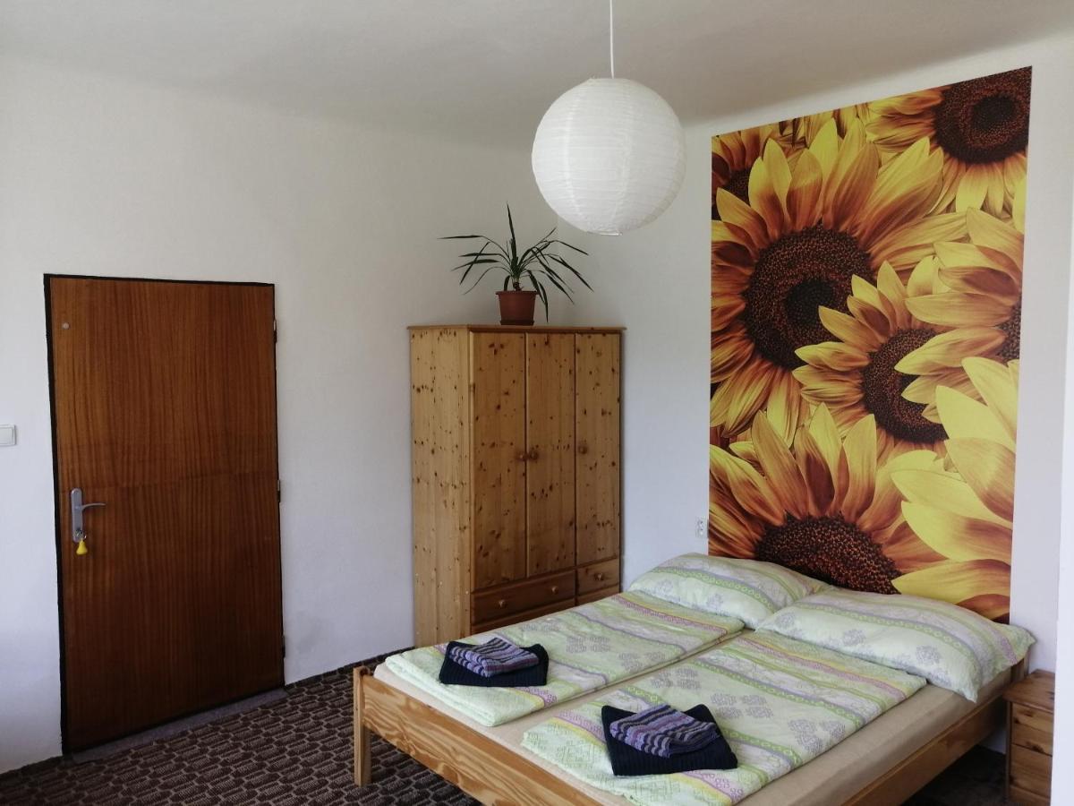 U Ladi Lägenhet Bulhary Exteriör bild