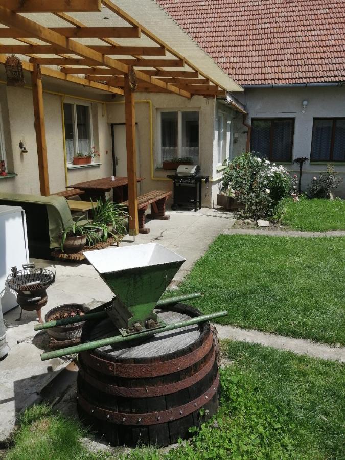 U Ladi Lägenhet Bulhary Exteriör bild