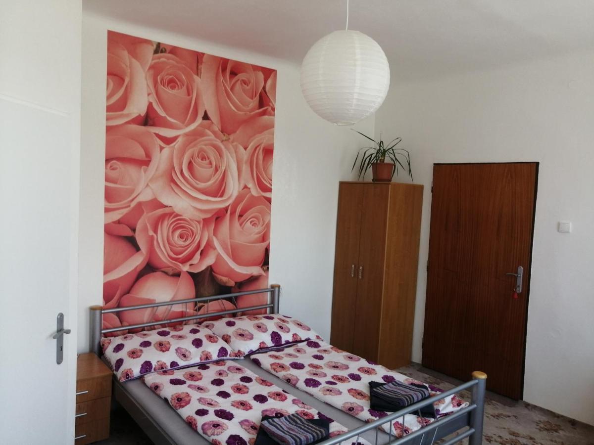 U Ladi Lägenhet Bulhary Exteriör bild